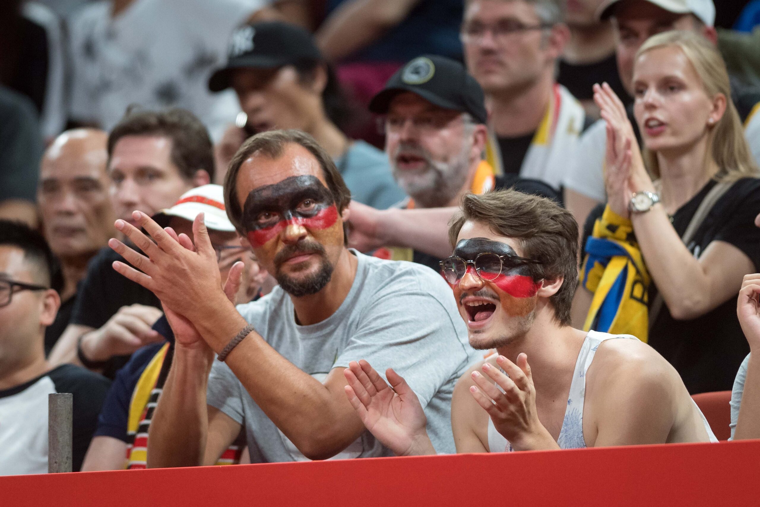 Basketball Shenzhen 01.09.2019
FIBA Basketball Weltmeisterschaften World Cup WM Weltmeisterschaft
Frankreich (FRA) - Deutschland (GER)
Deutsche fans
Foto: Camera4

Jede Nutzung des Fotos ist honorarpflichtig gemaess derzeit gueltiger MFM Liste zzgl. Mehrwertsteuer. Urhebervermerk wird nach Paragraph 13 UrhG ausdruecklich verlangt. Belegexemplar erforderlich! Bei Verwendung des Fotos ausserhalb journalistischer Zwecke bitte Ruecksprache mit dem Fotografen halten. - Each usage of the photo requires a royalty fee in accordance to MFM. No model release. For any usage other than editorial purposes please contact the author.